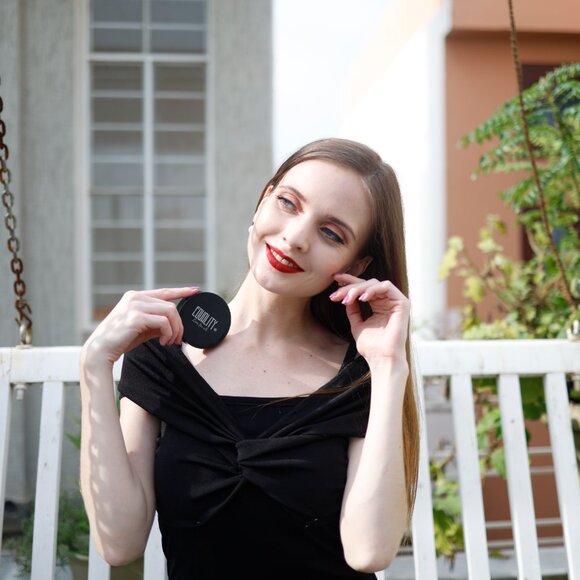 Brown Bronzer and Contour Compact with Smooth Texture - Picture 10 of 15